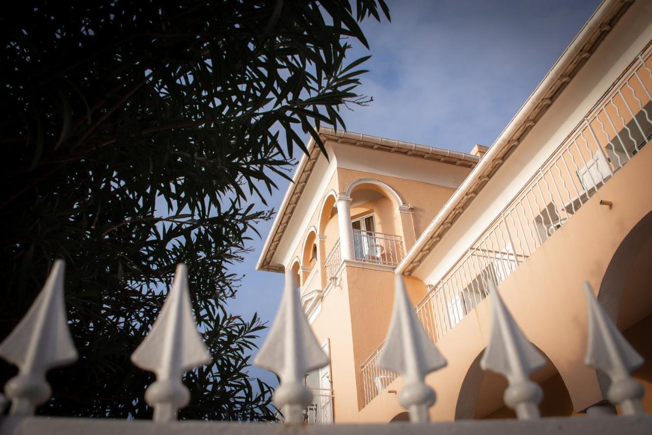 Hotel Et Appartements Reine D'Azur โรกบรูน-กัป-มาร์แต็ง ภายนอก รูปภาพ