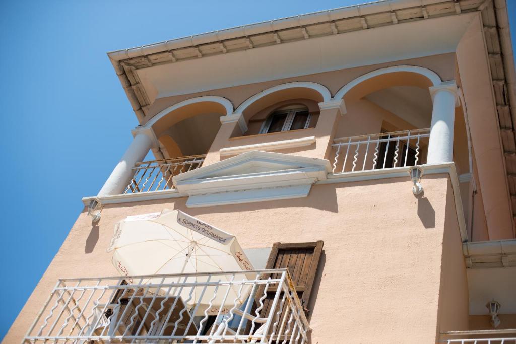 Hotel Et Appartements Reine D'Azur โรกบรูน-กัป-มาร์แต็ง ภายนอก รูปภาพ